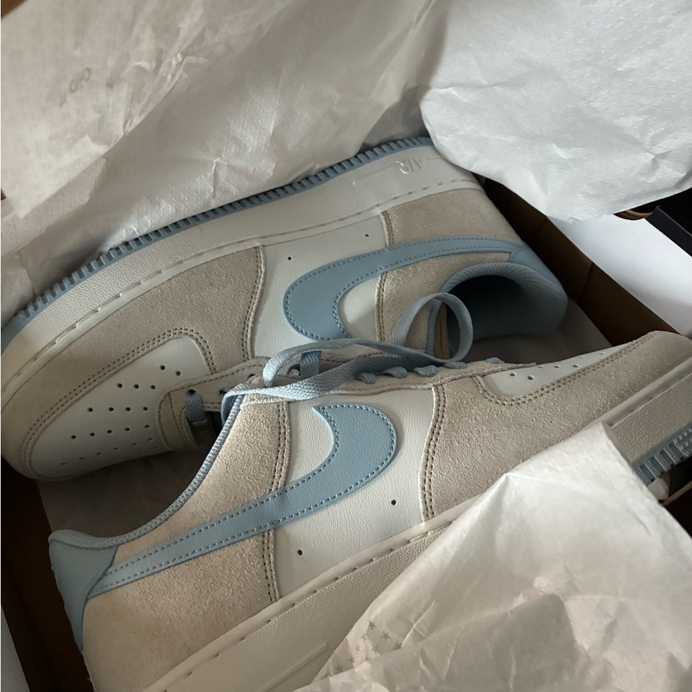 Nike Air Force 1 '07 LV8 Box Label in Black and White